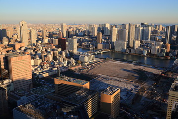 再開発中の築地市場跡と都心のビル風景