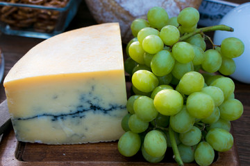 Queso azul y uvas como aperitivos