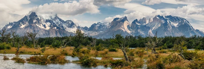 Photo sur Plexiglas Cuernos del Paine Vue imprenable sur les montagnes de Los Cuernos au Chili. Parc National Torres del Paine, Patagonie.