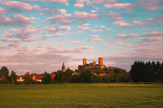 Münzenburg mit rosa Wölkchen