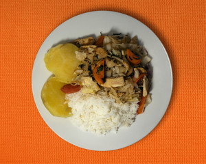 Saltado de pollo con col