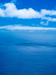 Obraz premium 空撮 青空と雲と大海原