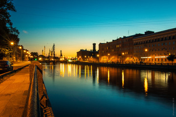 Fototapeta na wymiar beautiful urban landscape of Saint Petersburg reflection of buildings in the water beautiful sky white nights calm and peace