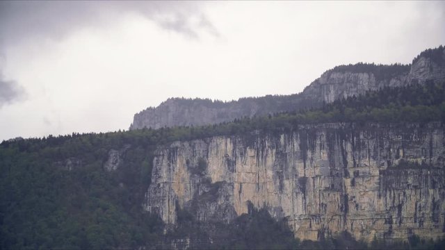 Timelapse de la Montagne du Vercors dans au abord de la capital des Aples lors d'un temps nuageux