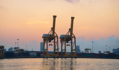 Fototapeta premium Big crane to transport containers by container