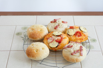 自宅でパン作り　フォカッチャ　フォカッチャピザ　おかずパン