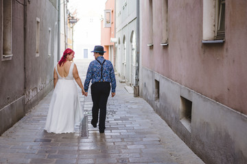 Brautpaar in einer engen Straße
