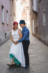 Brautpaar in einer Gasse mit italienischem Flair