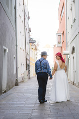 Obraz na płótnie Canvas Brautpaar in einer Gasse mit italienischem Flair