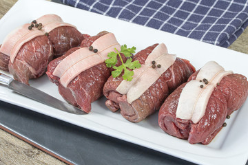 paupiettes de boeuf crues dans un plat