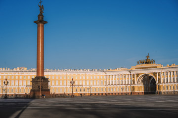 Naklejka premium Palace square near the Hermitage in Saint Petersburg beautiful arch and column