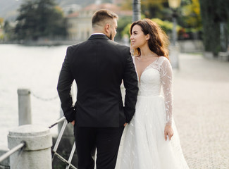 Naklejka premium Happy wedding couple in Como Lake, Italy