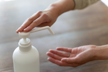 手　アルコール洗浄