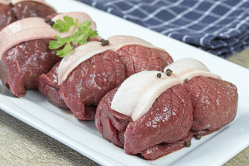 paupiettes de boeuf crues dans un plat