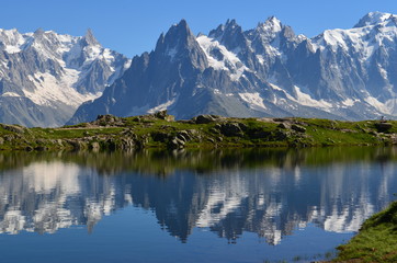 Fototapeta na wymiar Paisaje de montaña en los Alpes con lago