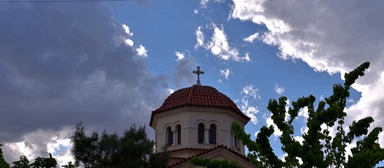 Wieza kosciola ortodoksyjnego na tle niebieskiego nieba.