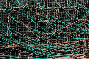 Redes de pesca verdes y naranjas con trampas y aparejos de pesca