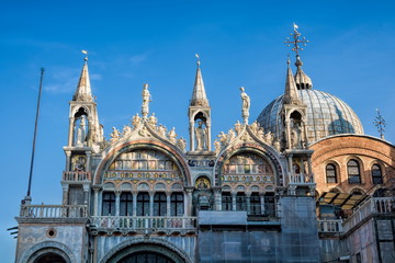 venedig, italien - seitenfassade der basilica di san marco