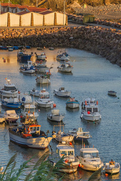 Barcos de pesca amarrados con cuerdas en el puerto