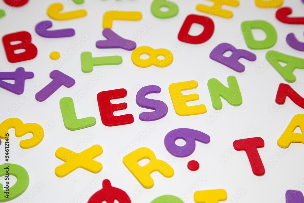 Fototapete close-up of the german word lesen - reading - and seamless pattern with letters of the alphabet and 