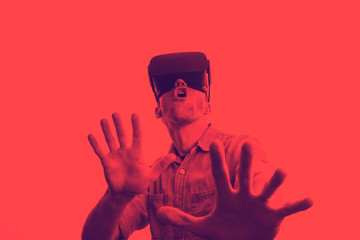Man in his 30's wearing a VR virtual reality headset. Graphic duotone style - obrazy, fototapety, plakaty