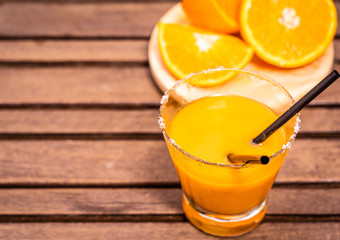 Zumo de naranja recién exprimido encima de una mesa