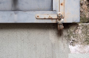 Alter Fensterladenhalter