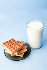 glass of milk and cookies