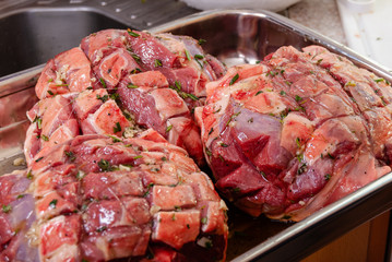 Rollbraten roh mariniert