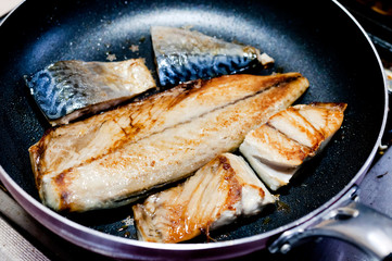 鯖の塩焼き（調理中）