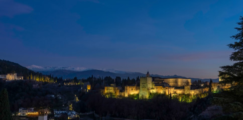 Obraz premium The impressive fortress and arabic palace complex of Alhambra in Granada, Spain