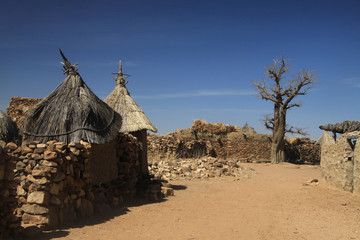 tradycyjne afrykańskie domy z gliny słomy w starej  wiosce - obrazy, fototapety, plakaty