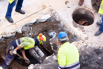 sewer  utility worker for cleaning and repairing sewerage pipes  in construction site - 346133666