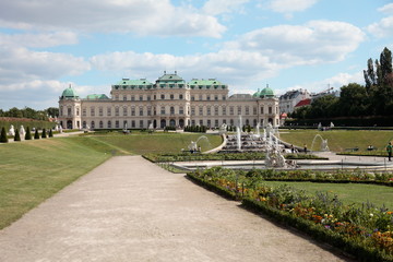Obraz premium Beautiful view of famous Schloss Belvedere, built by Johann Lukas von Hildebrandt as a summer residence for Prince Eugene of Savoy