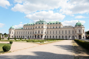 Obraz premium Beautiful view of famous Schloss Belvedere, built by Johann Lukas von Hildebrandt as a summer residence for Prince Eugene of Savoy