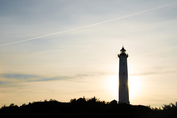 Silhouette aus der Ferne - ein Leuchtturm an der Nordseeküste im Gegenlicht des Abends © loerke.foto