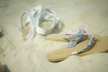 砂浜に置かれた2足のサンダル