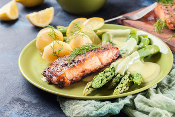 Baked salmon with asparagus and hollandaise sauce