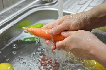 wash fruit in clean water - parrot