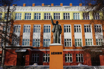 Obraz premium Monument to Lenin in front of school number 1. Serpukhov, Russia. (People say that on this hand a man hanged himself in Soviet times.)