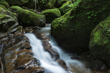 岩を流れる渓流