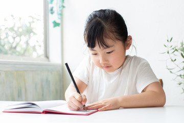 勉強している子供
