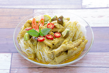 Green curry chicken with rice noodles