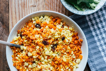 Assiette de semoule avec des carottes et raisins secs