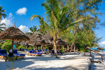 Obraz na płótnie Canvas タンザニア・ザンジバル島のリゾートホテル、ミチャンビ・サンセットのプライベートビーチと青空・白い砂浜