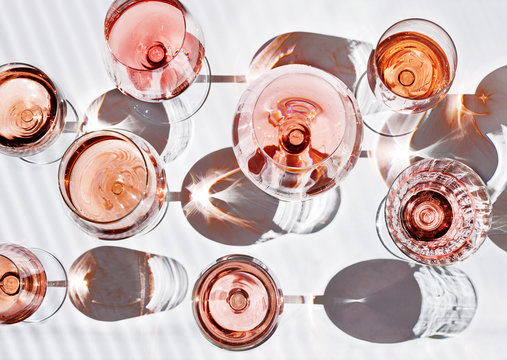 verschieden Gl&auml;ser gef&uuml;llt mit Ros&eacute;wein isoliert auf wei&szlig;