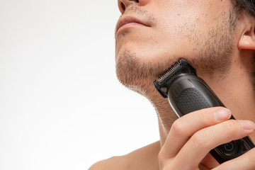 バリカンで髭の長さを整えている様子