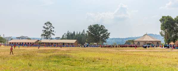 Uganda – Februari 26 2020: Many students with uniform waiting to enter the primary school.