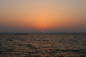 Naklejka premium sunset over the lake