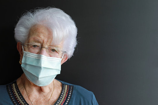 persona mayor con mascarilla médica facial antivirus mujer de pelo blanco jubilada 4M0A0624-as20